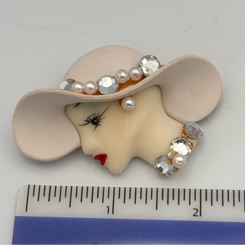 Vintage elegant lady's head brooch - Picture 5 of 6